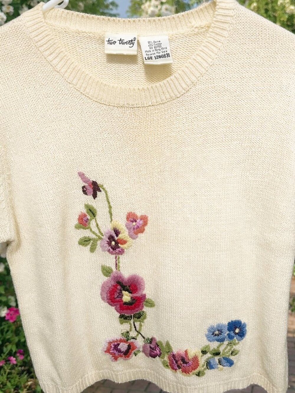 Two Twenty Embroidered Floral Knit Sweater • Size Large • Cotton/Ramie